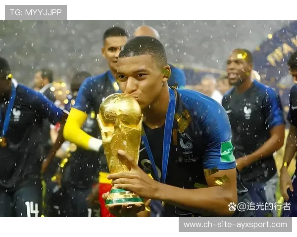 姆巴佩机场偶遇粉丝合影，举止谦逊圈粉无数